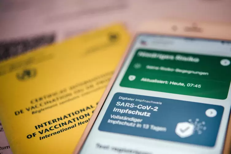 Ob Impfausweis aus Papier oder App: Vorgaben müssen erfüllt werden. 