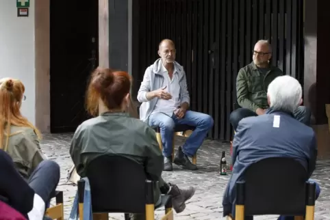 Entwickelte sich zu einer regen Diskussion: die Philosophierunde mit den Fotografen Thomas Brenner links und Jörg Heieck. 