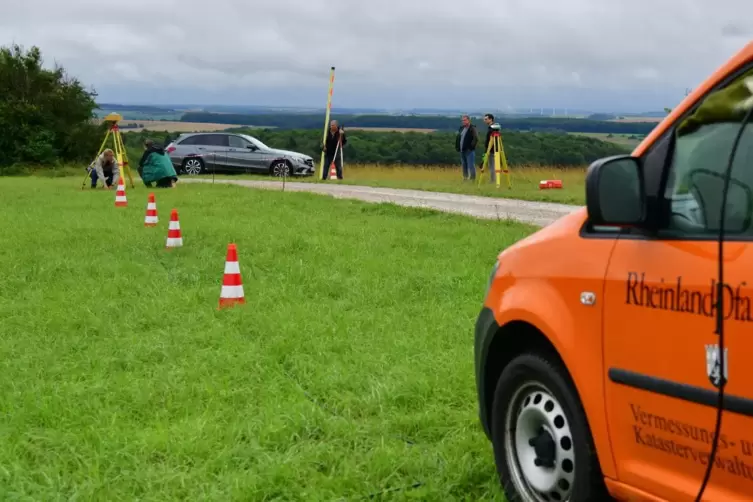 Vermesser nutzen bei Böckweiler einen Grundnetzpunkt, um Basisdaten für Deutschland zu gewinnen.