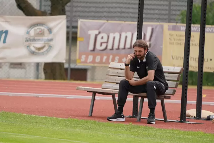 Sportchef am Telefon: Thomas Hengen führt während des Trainingslagers so manches Gespräch.