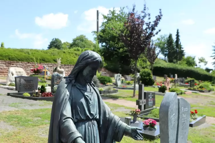 Der Friedhof in Burrweiler. In der Gemeinde wird künftig vom Sargzwang abgewichen.