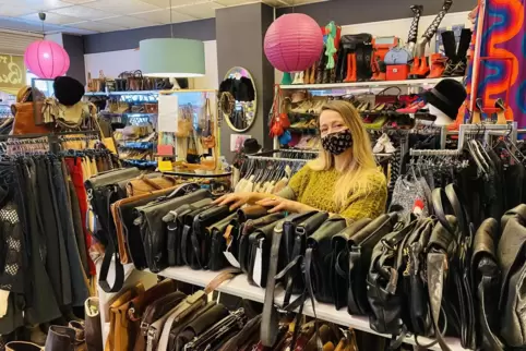 Frau Becker im „Frau Becker“: Simone Becker führt den Second-Hand-Laden in der Pirmasenser Straße – von Tüchern bis zu Ledertasc