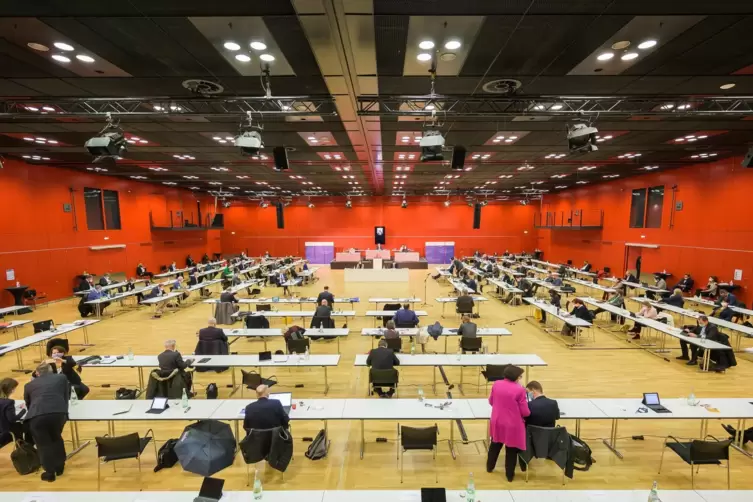 Solange die Corona-Pandemie das Abstandhalten erfordert, tagt der Landtag in der Mainzer Rheingoldhalle. 