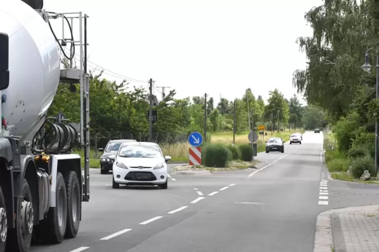 Der Fahrbahnteiler erfüllt seinen Zweck als Einfahrbremse nicht richtig. Er soll umgebaut werden.