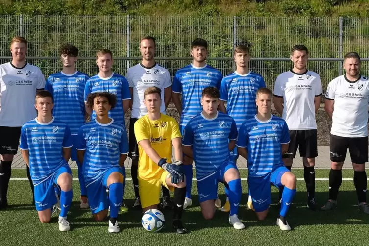 Die SG Rieschweiler setzt bei den Neuen auf geballte Jugendkraft mit (vorne von links) Niklas Lohr, Desmond Joel Young, Lucca Ha