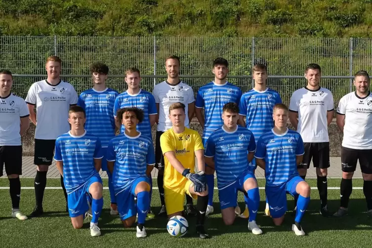 Die SG Rieschweiler setzt bei den Neuen auf geballte Jugendkraft mit (vorne von links) Niklas Lohr, Desmond Joel Young, Lucca Ha