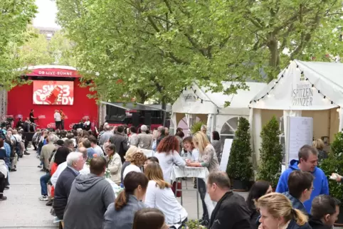 Auf dem Schlossplatz sitzen und eine Schorle trinken: So ähnlich wie beim Comedy-Festival könnte es im Winzerdorf zugehen. 