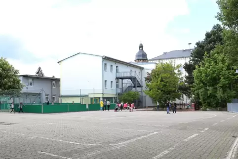 Der Pausenhof der Ludwig-Riedinger-Grundschule. Auf dieser derzeit freien Ecke soll der Neubau für die Mensa errichtet werden. 