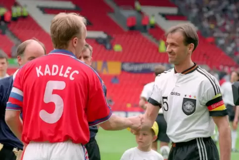 Kapitäne unter sich: Jürgen Kohler (rechts) und der ehemalige FCK-Profi Miroslav Kadlec vor dem Gruppenspiel. 