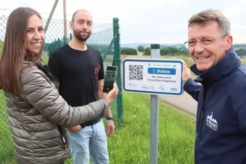 An Station eins: Bürgermeister Peter Klär (rechts) mit Lehrpfad-Initiatorin Lisa Groß und Tim Recktenwald, Umweltamt.