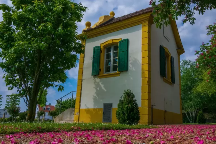 Malerisch: das Gartenhaus im Barockgarten.