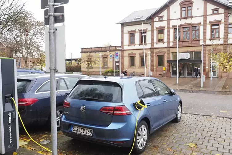 Eine Ladesäule am Bahnhof in St. Ingbert.