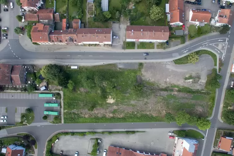 Das Feuerwehrgerätehaus (unten im Bild) kann auf dem bestehenden Gelände nicht erweitert werden.