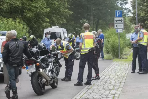 Zu laut oder zu schnell? Auf dem Parkplatz an der Hauptstraße am östlichen Ortsausgang von Hochspeyer kontrolliert die Polizei a