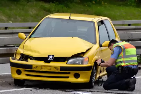 Während der Bergung des Unfallfahrzeugs wurden zwei Spuren der Autobahn gesperrt. 