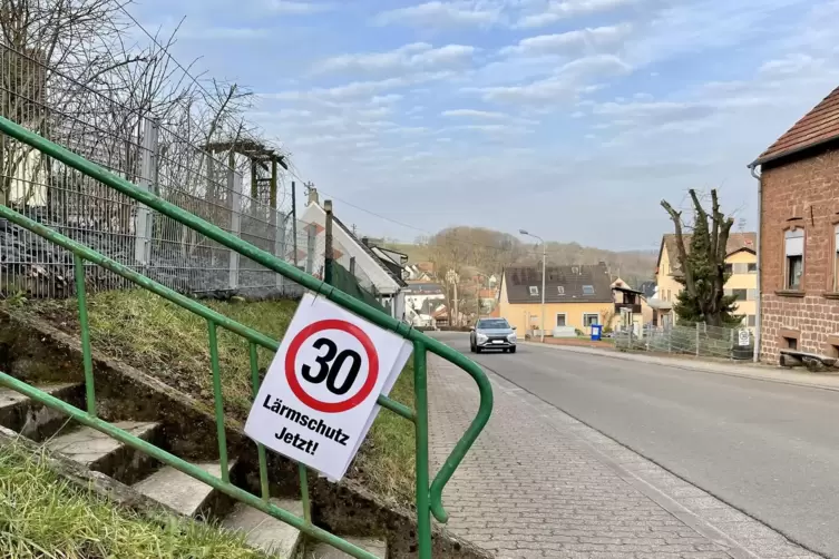 Mit selbstgebastelten Schildern hatten die Anwohner ein Tempo-30-Limit gefordert.