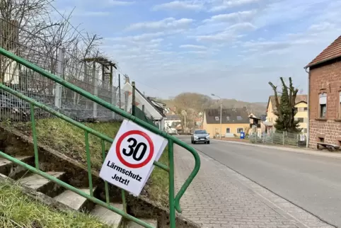 Mit selbstgebastelten Schildern hatten die Anwohner ein Tempo-30-Limit gefordert.