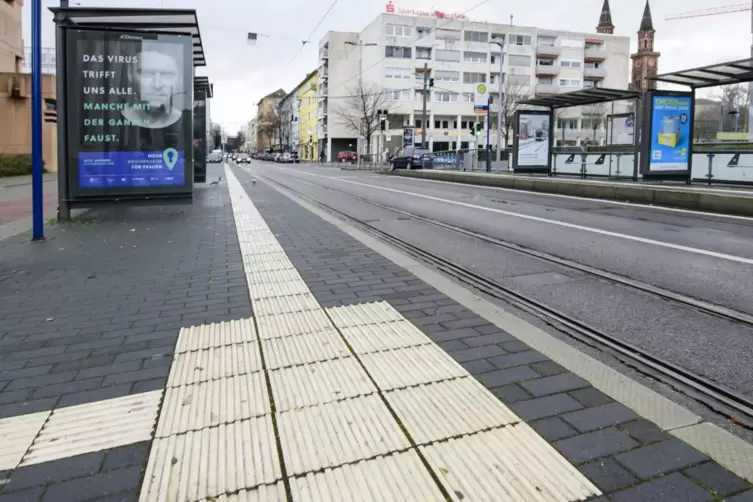 Die bereits barrierefrei umgebaute Straßenbahnhaltestelle am Pfalzbau. 