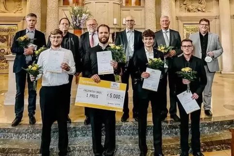 Preisträger und Juroren: erste Reihe von links nach rechts, Adrian Brech, zweiter Preis, Daniel Pisarevsky, erster Preis und Son