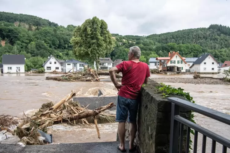 Kein Zugang: Ein Mann blickt zu seinem Elternhaus auf der anderen Flussseite in Insul hinüber.