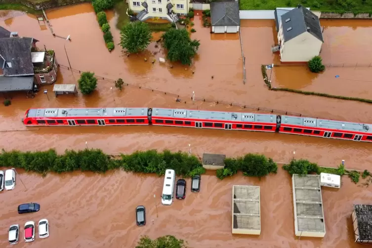 Land unter: In Kordel im Landkreis Trier-Saarburg blieb die Bahn am Mittwochabend im Hochwasser liegen.