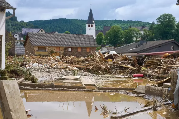 Blick in den Ort Schuld am Tag nach dem Unwetter mit Hochwasser. 