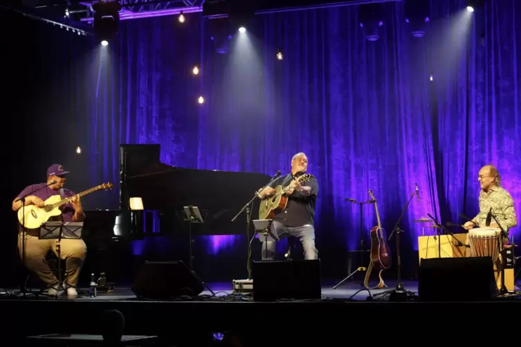 Klangmächtiges Comeback: Stephan Flesch (Mitte) mit Percussionist Elmar Federkeil und Bassist Andrew Lauer. 