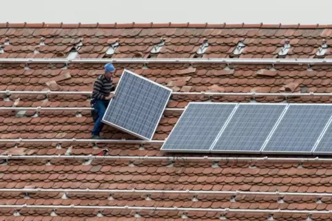 Die GBG prüft bei Sanierungen auch, ob eine Photovoltaik-Anlage auf dem Dach Sinn macht.