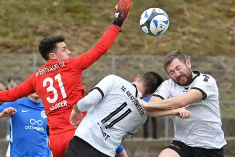 Spielertrainer Daniel Preuß (rechts) will mit der SG Rieschweiler II die Bezirksliga halten. 