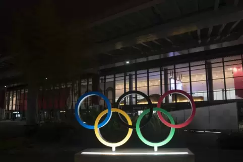 Die olympischen Ringe sind vor dem Narita International Airport zu sehen. Eine Woche vor der Eröffnung der Olympischen Spiele in