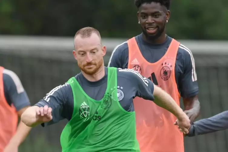 Maximilian Arnold (links) und Jordan Torunarigha beim Abschlusstraining. 