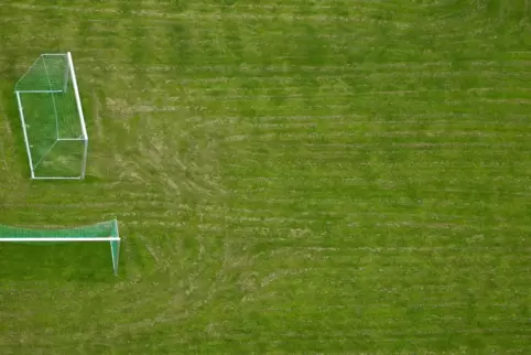 Verwaister Fußballplatz. 