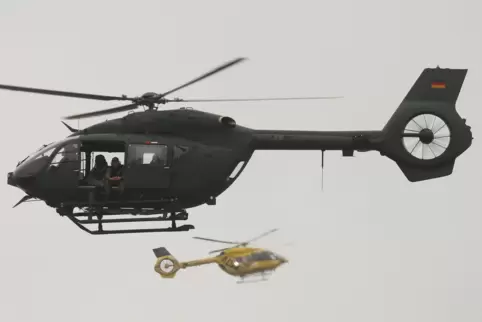 Ein Hubschrauber der Bundeswehr (vorne) und einer des ADAC sind über dem Hochwassergebiet bei Erftstadt im Einsatz. Wie viele Dr