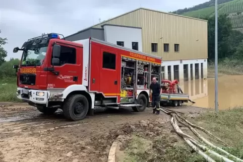 Einsatzkräfte der Feuerwehr Worms pumpen überflutete Gebäude im Ortsteil Heimersheim (Bad Neuenahr-Ahrweiler) aus. 