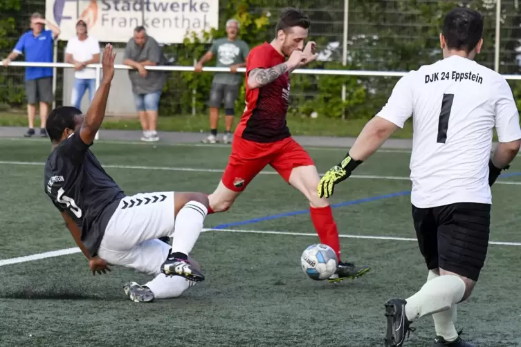 Da kommt Benjamin Baumann (links) noch zu spät. Tim Höllriegl (Mitte) trifft zum 3:2 für den MTSV. 