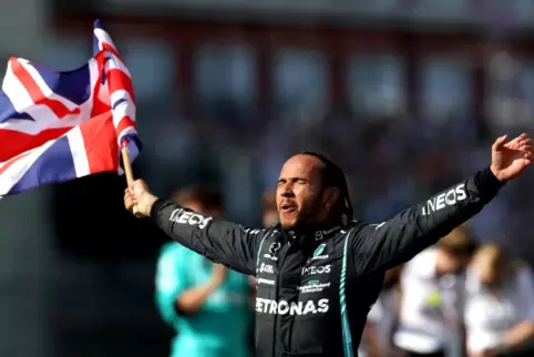 Der achte Heimsieg: Lewis Hamilton genießt seinen Triumph.