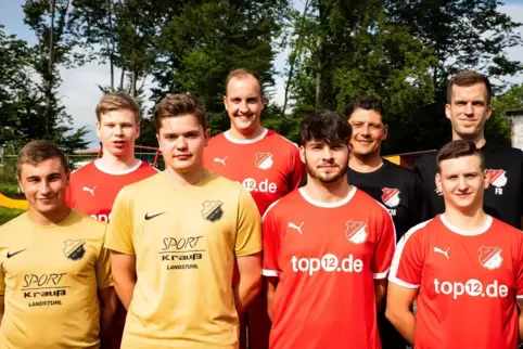 Felix Brunner (hinten rechts) trainiert das A-Klasse-Team des TuS Maßweiler, Christian Meier (links daneben) das C-Klasse-Team. 