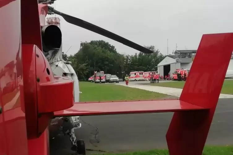 Hilfskräfte der Malteser und des Deutschen Roten Kreuzes aus Frankenthal sind derzeit auf dem Flugplatz Bad Neuenahr-Ahrweiler s