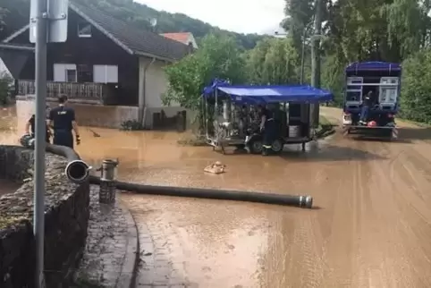 Mit der Tauchpumpe „Hannibal“, hier der Aufbau, reinigen die THW-Kräfte aus Frankenthal diese Straße in Minden an der Sauer. 