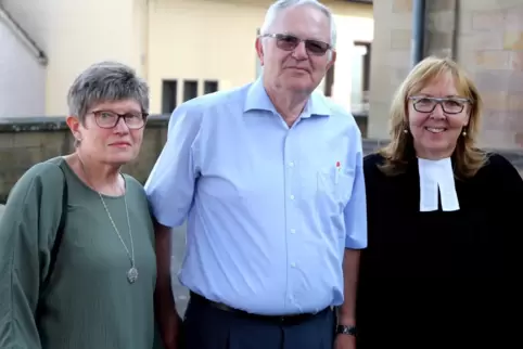 Pfarrerin Bettina Lukascyk (rechts) mit den Ehrenpresbytern Klaus Becker und Annemarie Graf. 