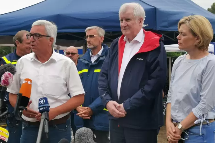  Horst Seehofer (mitte) zusammen mit Roger Lewentz und Julia Klöckner bei der Pressekonferenz am Montag.