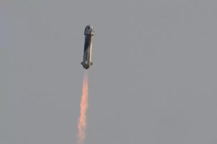 Die „New Shepard“-Rakete von Blue Origin auf dem Weg ins All.