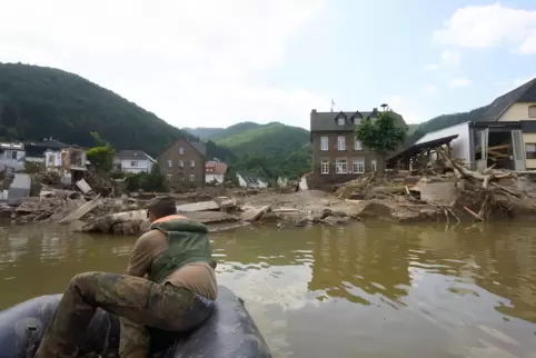 Die Ahrtalbrücke in Rech ist durch das Hochwasser total zerstört. Zur Zeit kann man den Fluss Ahr nur mit dem Schlauchboot der B