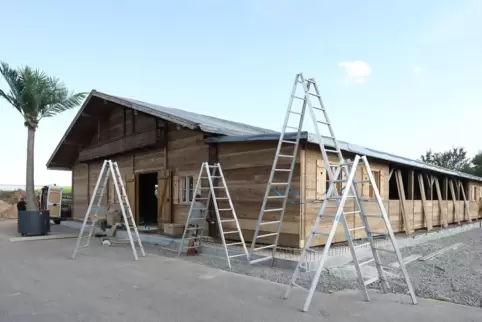 Die Almhütte in Landau wurde bis Spätsommer 2019 am neuen Messeplatz im Gewerbepark Queichheim errichtet. Investoren waren die G