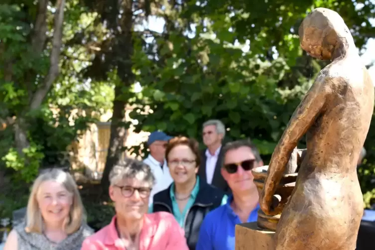 Freuen sich über die neue Skulptur (von links): Annette Leuckel, Mathias Nikolaus, Hildegard Regitz und Jürgen Hisgen.