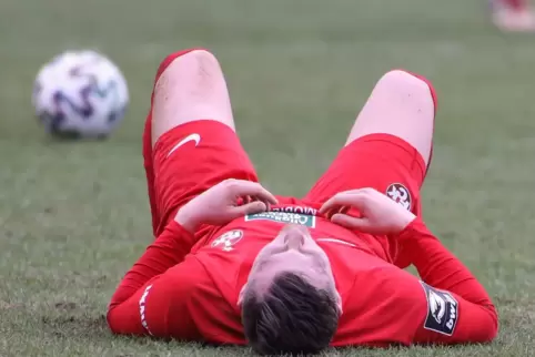 Der FCK (hier Marlon Ritter) am Boden : Beinahe wäre es soweit gekommen. Für die am Samstag beginnende Saison erwarten Trainer, 