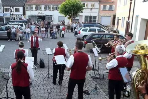 Der Göllheimer Musikverein spielt auf dem alten Marktplatz.