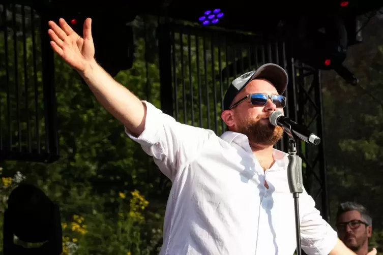 Mike Fees und die Band 4 on the Floor sind bisher klarer Punktsieger im Bandvergleich des Musiksommers auf dem Ernstweilerhof. D