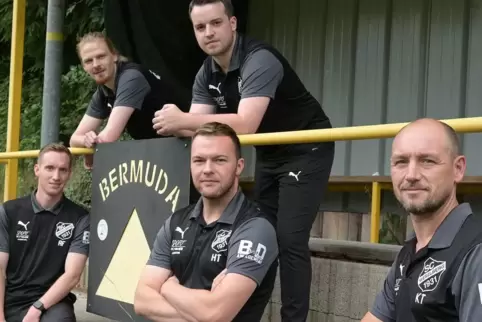 Spielertrainer Felix Assel (links) und Co-Trainer Thorsten Keßler (rechts) mit den drei Neuen beim SC Weselberg, (stehend von li