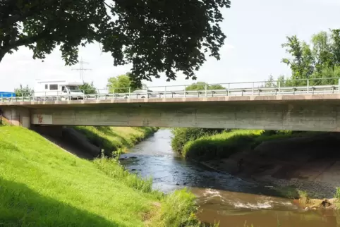 Diese Autobahnbrücke über den Hornbach wird erneuert. Rund zwei Jahre sollen die Arbeiten dauern.